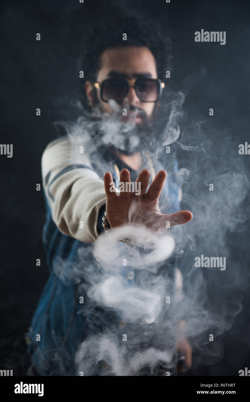 Rauchen vape. vaping Mann hält ein Mod. Vape Ringe. Ein Mann startet einen  Ring von Rauch. Tricks mit Rauch Stockfotografie - Alamy