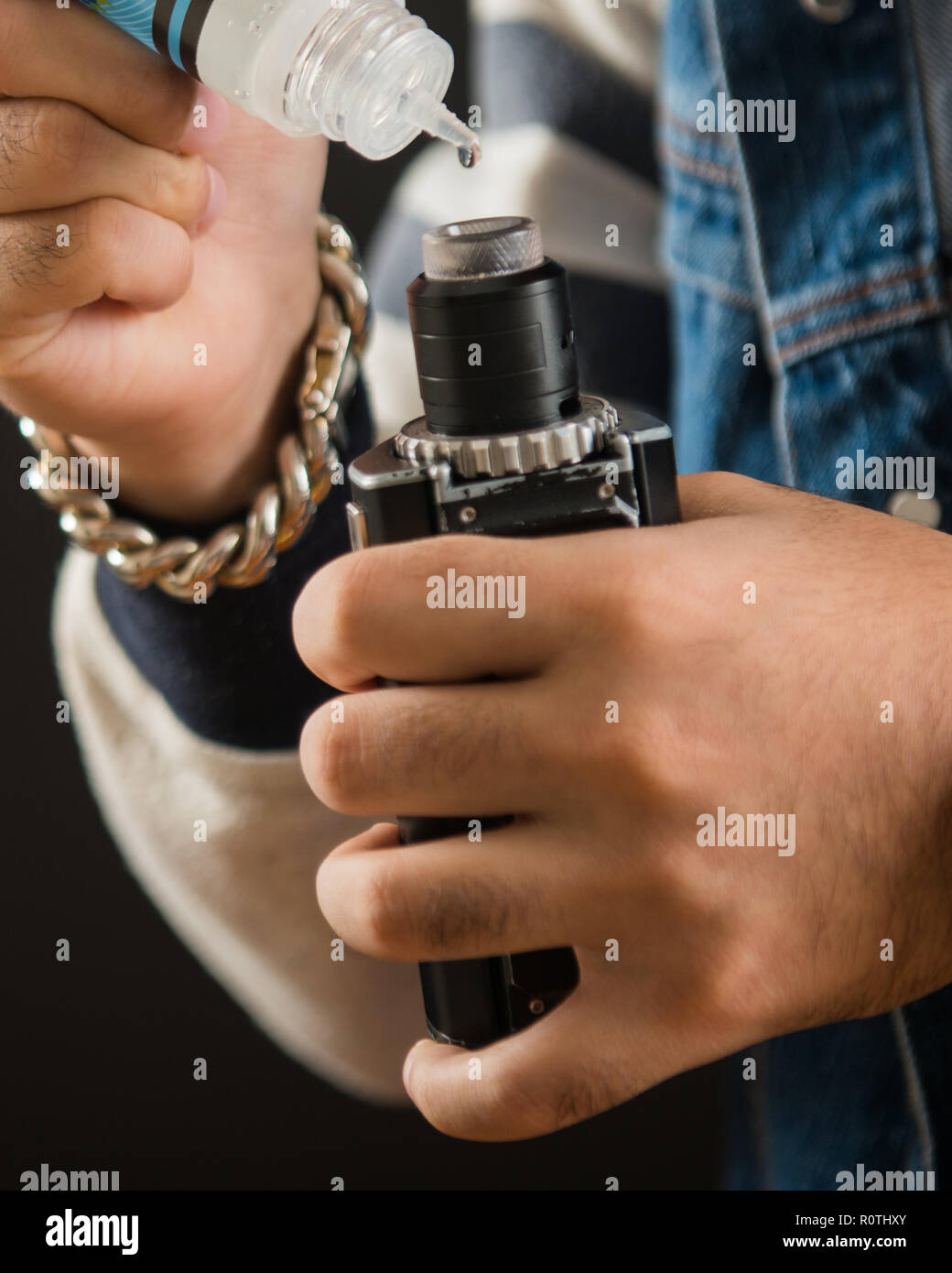E zigaretten flüssigkeit -Fotos und -Bildmaterial in hoher Auflösung – Alamy