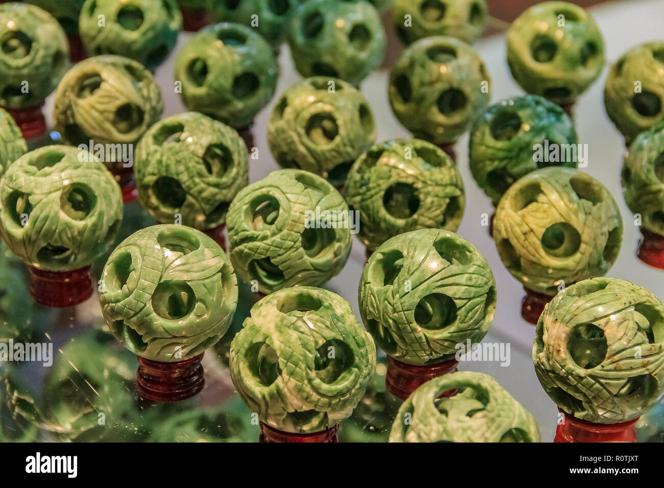 Souvenir jade Kugeln auf der Anzeige für den Kauf in einem Jade Fabrik in der Nähe von Beijing, China Stockfoto