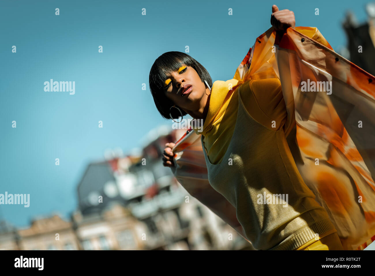 Atemberaubende dunkelhaariges Modell im stilvollen Outfit posiert Stockfoto
