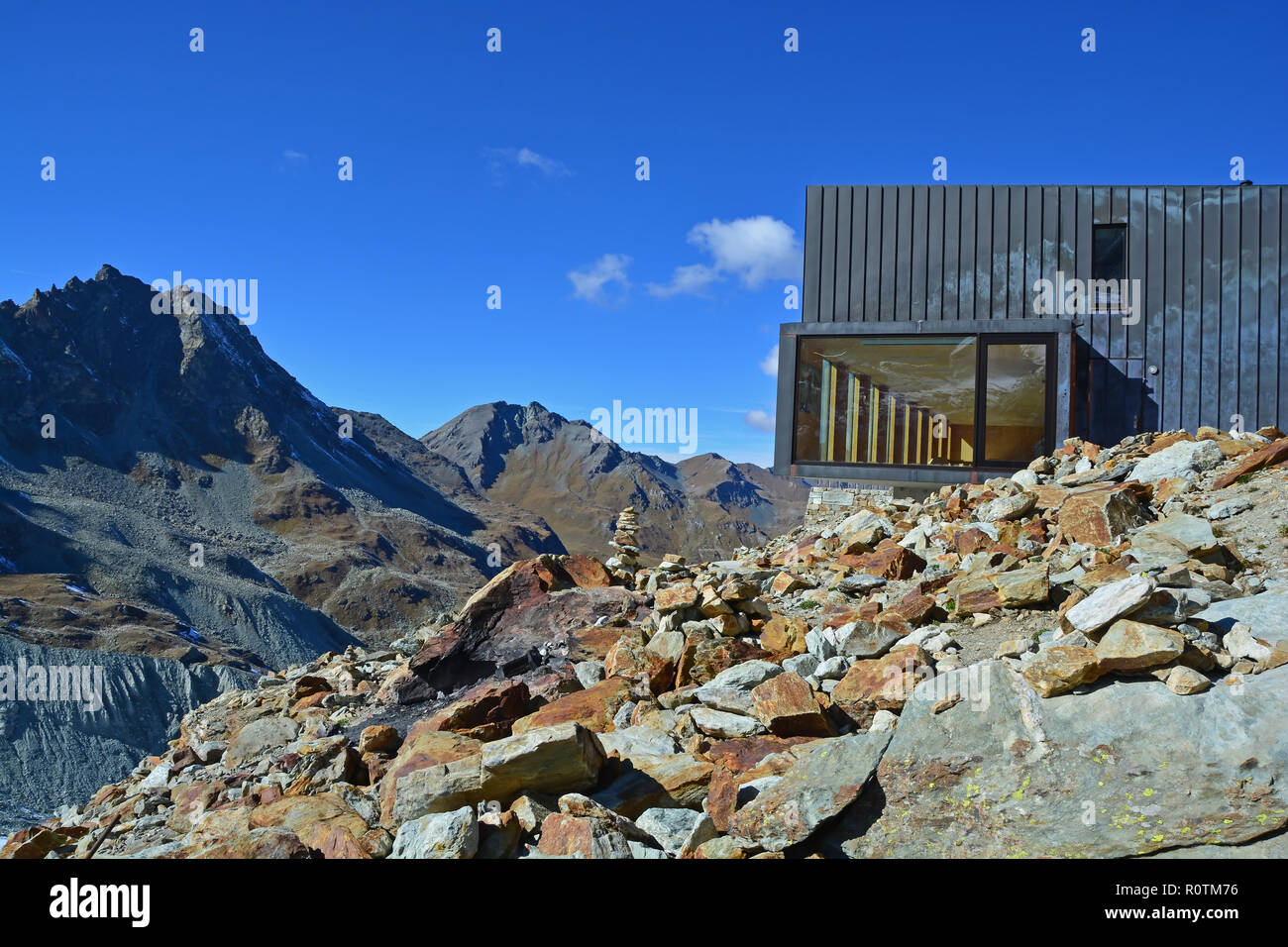 Die moiry Hütte im Val d'Anniviers in der Schweiz, mit Blick auf den Moiry Gletscher Stockfoto