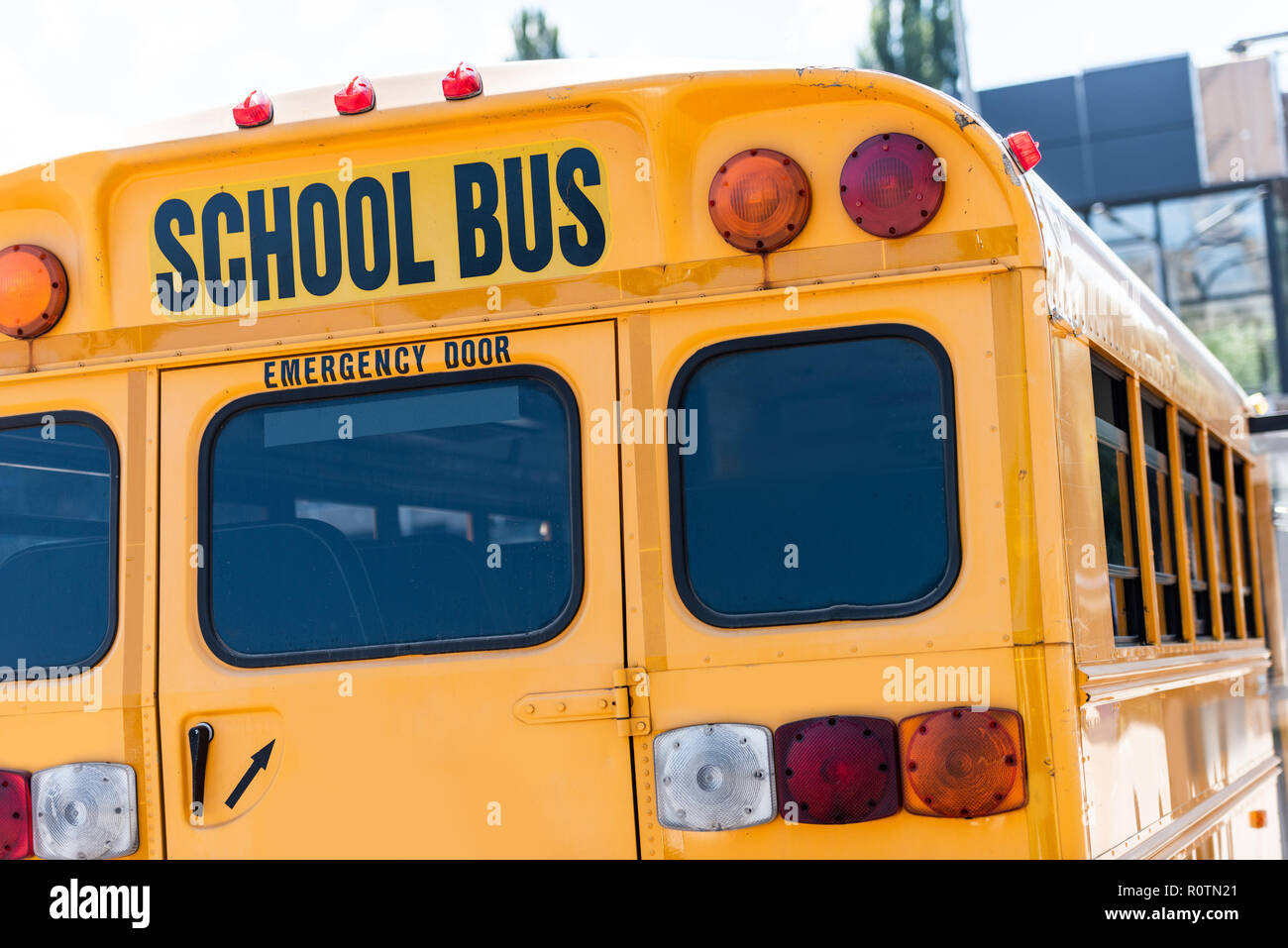 Ansicht der Rückseite des Schulbus mit Inschrift über Hintertür Stockfoto