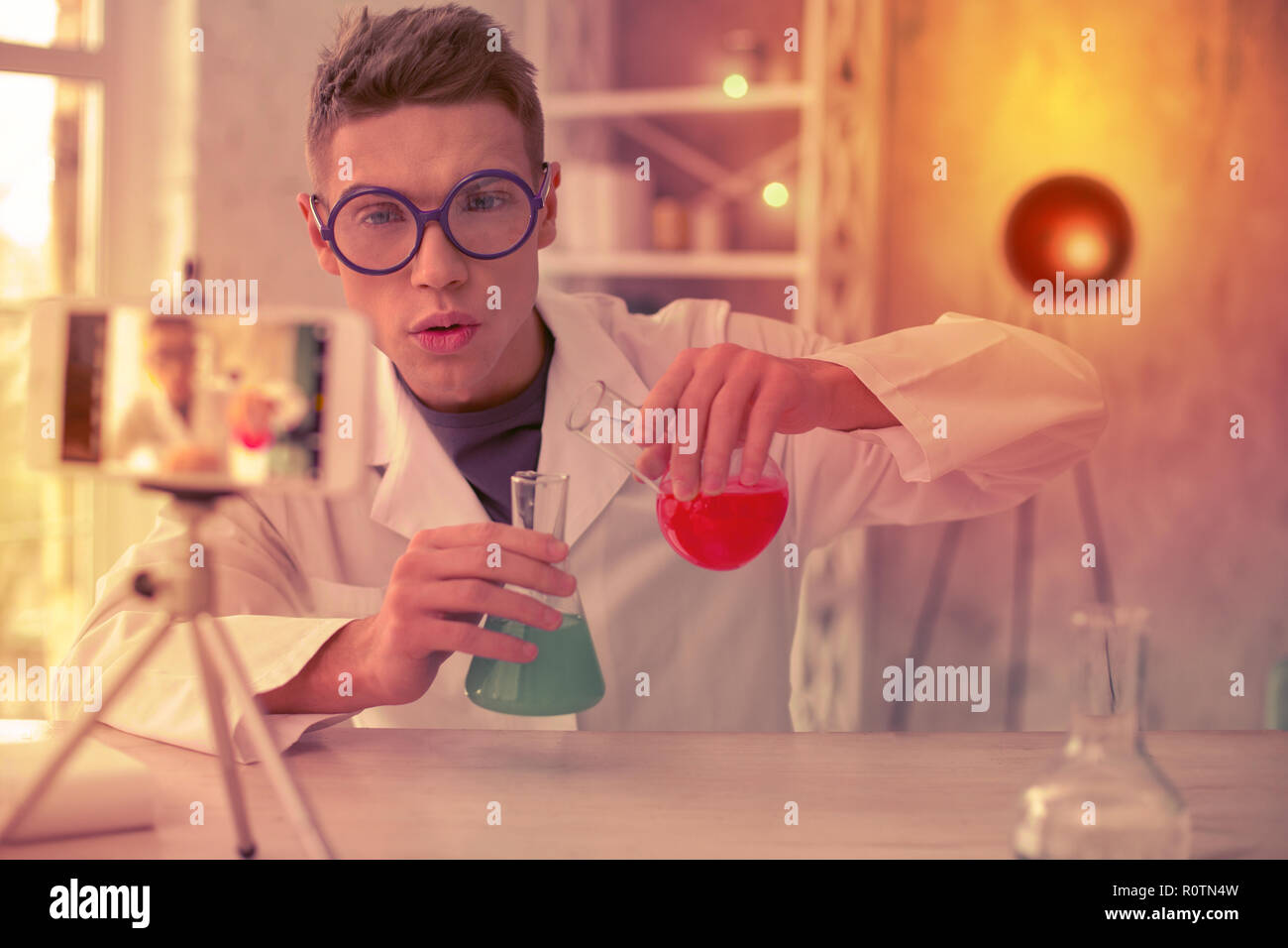 Interessierte junge Mann, der Chemie neue Experiment Stockfoto