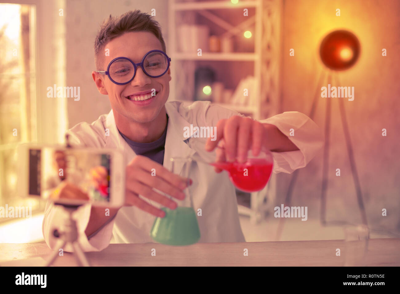 Lächelnd experimenter machen ein Video über Chemie Stockfoto