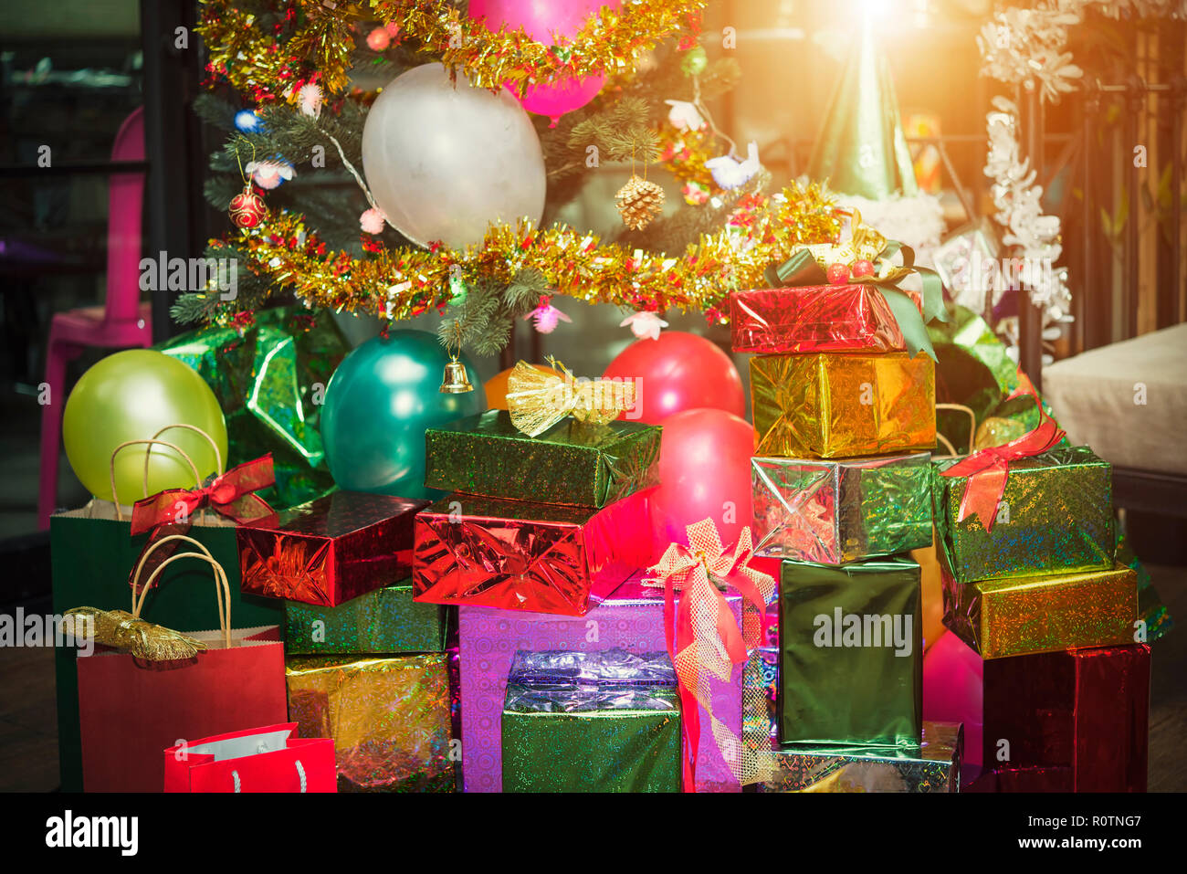 Weihnachten Geschenk Konzept geben. Viele der Anwesenden "Jobticket" mit Bändern in den Partyraum. Feiern party Hintergrund. Stockfoto