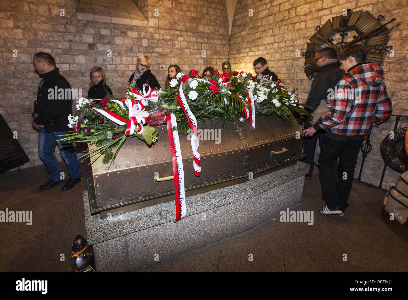 Touristen am Grab des Polnischen Staatsmann Jozef Pilsudski in der Krypta der Kathedrale auf dem Wawel in Krakau, Polen Foto © Federico Meneghetti/Sintesi/ Stockfoto