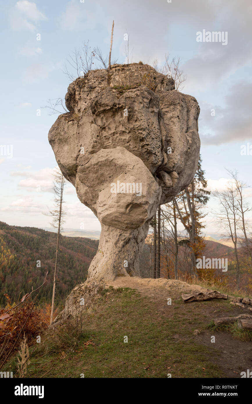Beeindruckende Felsformation namens Budzogan balg Zibrid Hill in der Nähe von Rajecke Teplice Health Spa in Sulovske vrchy in der Slowakei während der schönen Herbst da Stockfoto