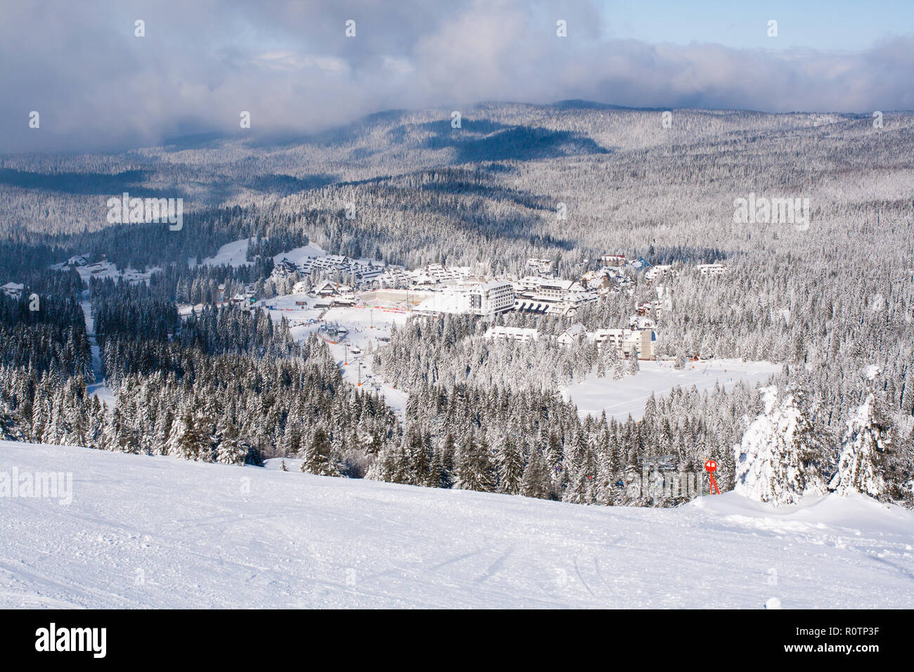 Panorama der Skistation Kopaonik, Serbien, Skipiste, Häuser mit Schnee bedeckt Stockfoto