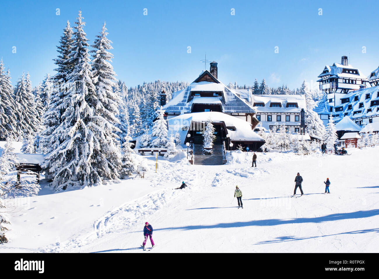 Panorama der Skistation Kopaonik, Serbien, Skipiste, chalet Häuser bedeckt mit Schnee, Skifahren, Berge im Winter Stockfoto
