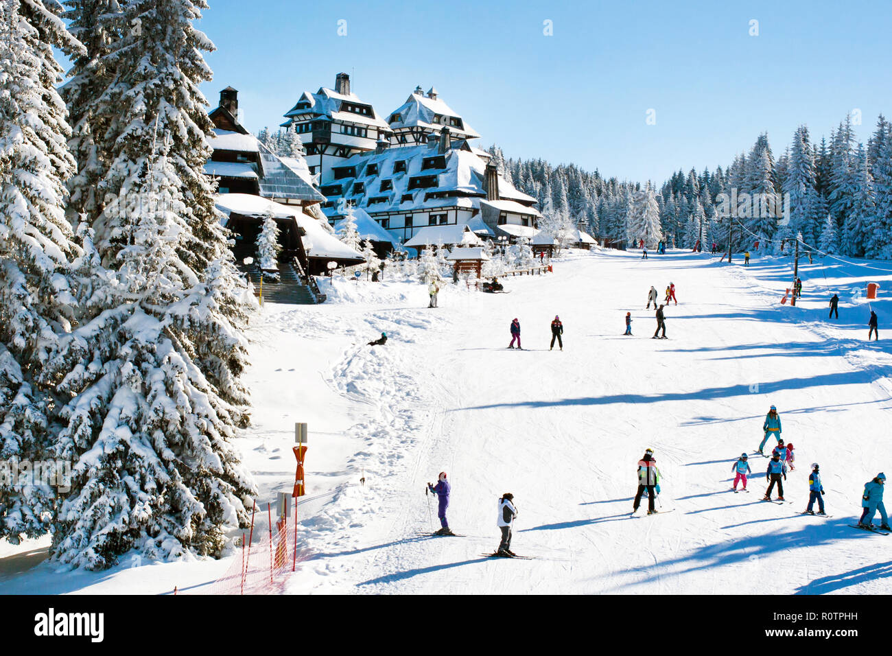 Panorama der Skistation Kopaonik, Serbien, Skipiste, Skifahrer, Häuser im Winter Stockfoto
