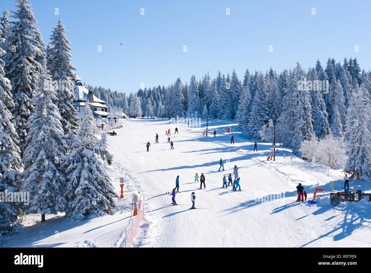 Panorama von Ski Resort, Skigebiet, Skifahren, Häuser mit Schnee bedeckt Stockfoto