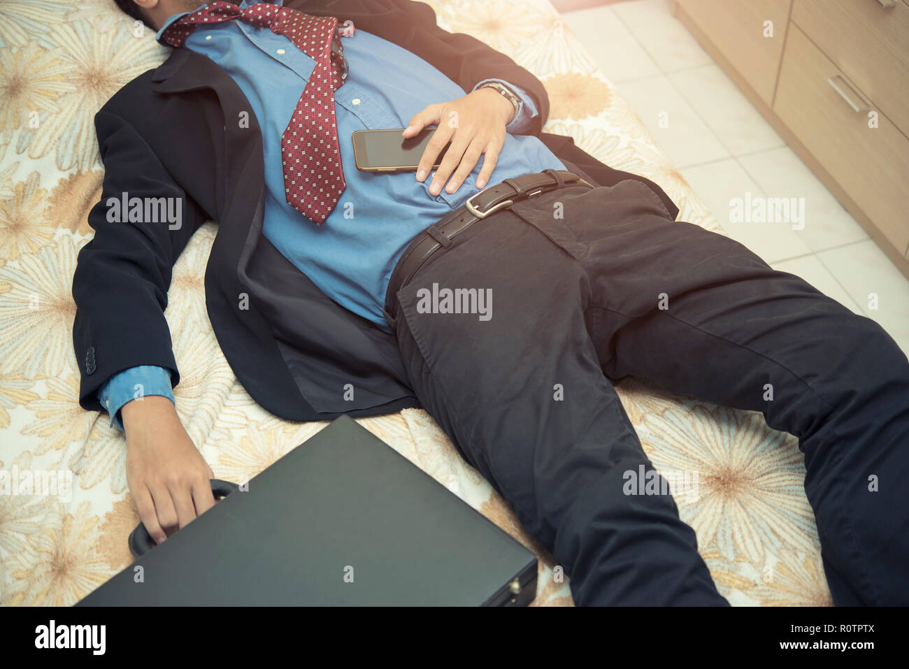 Müdigkeit Geschäftsmann im Anzug mit Tasche und mobile nach hart gearbeitet. Stockfoto