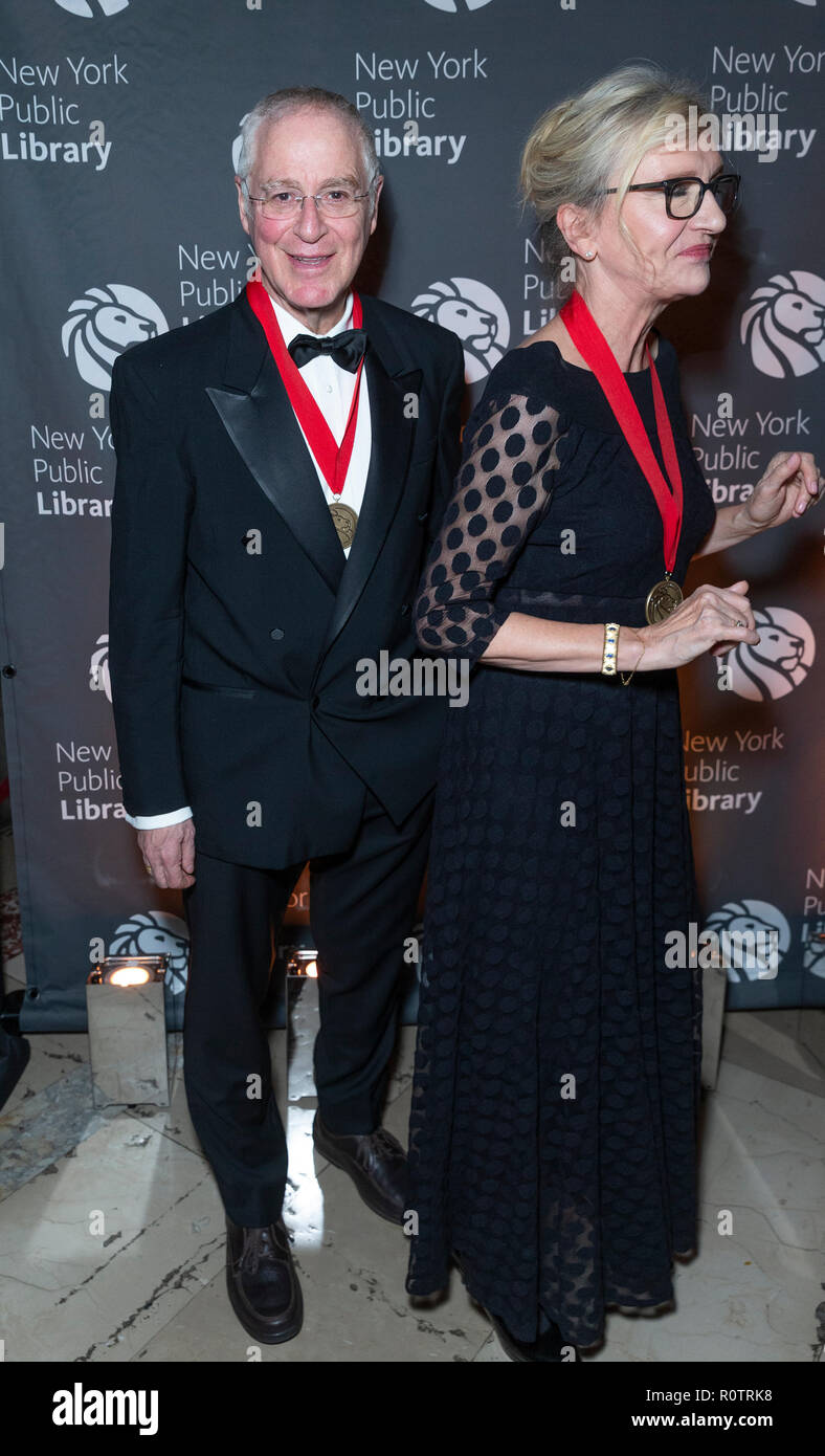 New York, NY - November 5, 2018: Ron Chernow und Elizabeth Strout der New York Public Library 2018 Bibliothek Lions Gala an der NYPL Stephen A. Schwarzman Gebäude teilnehmen Stockfoto