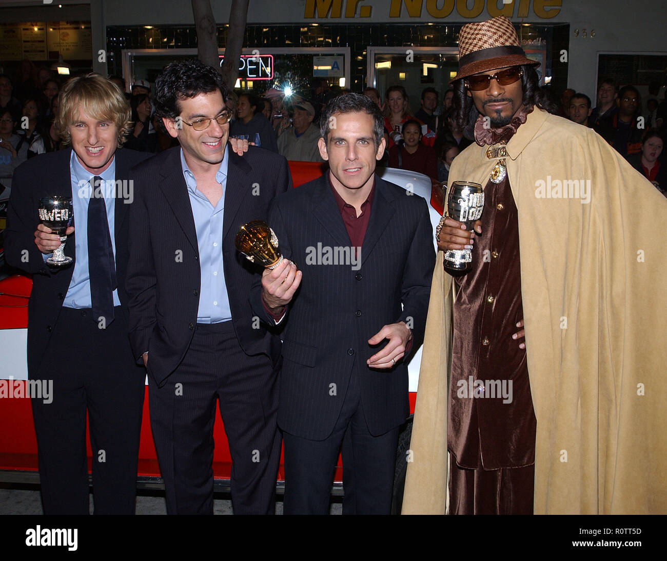 Der Cast, Owen Wilson, der Regisseur Todd Phillips, Ben Stiller und Snoop Dogg bei der Premiere von "Starsky & Hutch" an der Westwood Theatre in Los Ein Stockfoto