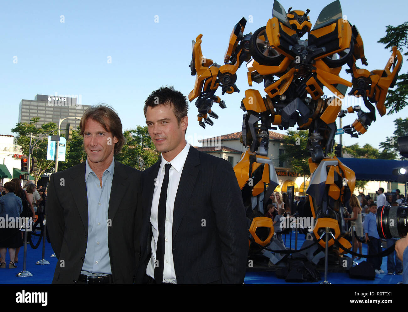 Josh Duhamel und der Regisseur Michael Bay Ankunft an den Trafos Premiere auf dem Westwood Village Theater in Los Angeles. Horizontale Stockfoto