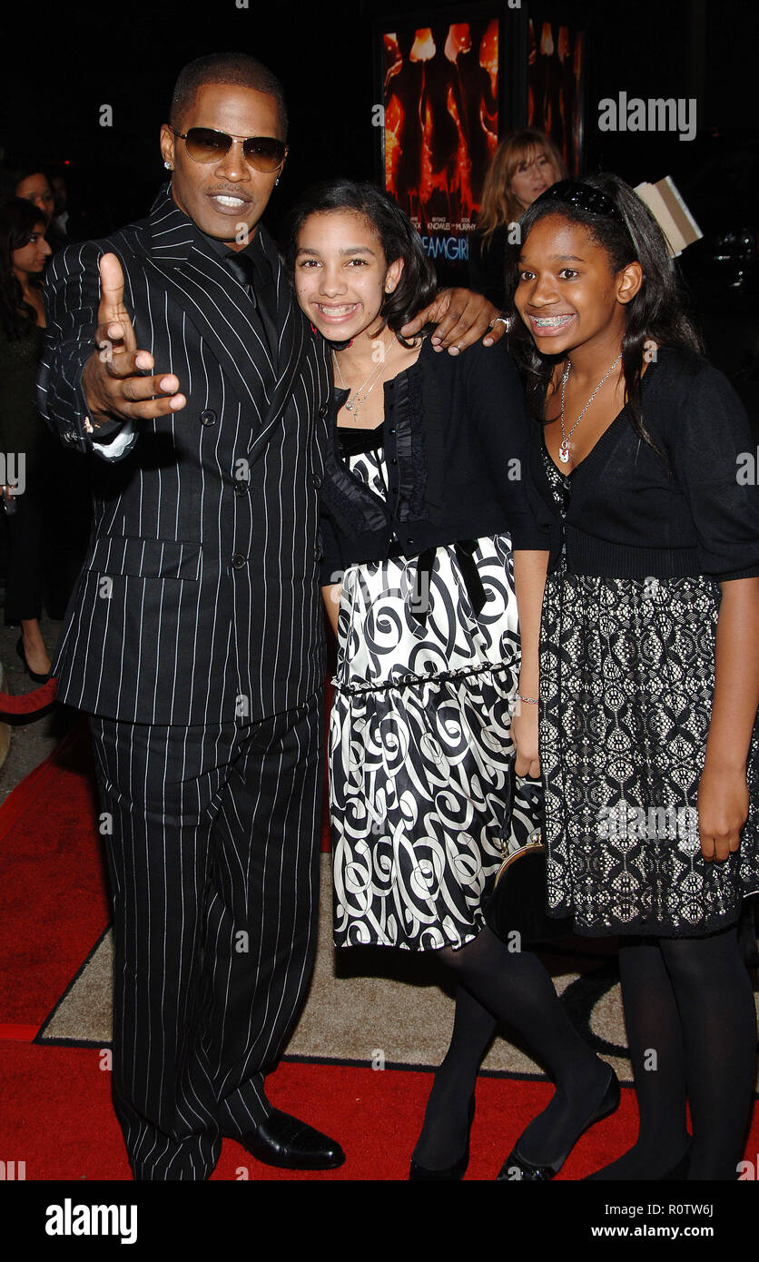 Jamie Foxx und Töchter bei der Ankunft im Traum Mädchen Premiere auf dem Wilshire Theatre in Los Angeles. 5/6 Blickkontakt - 05_Fox Stockfoto