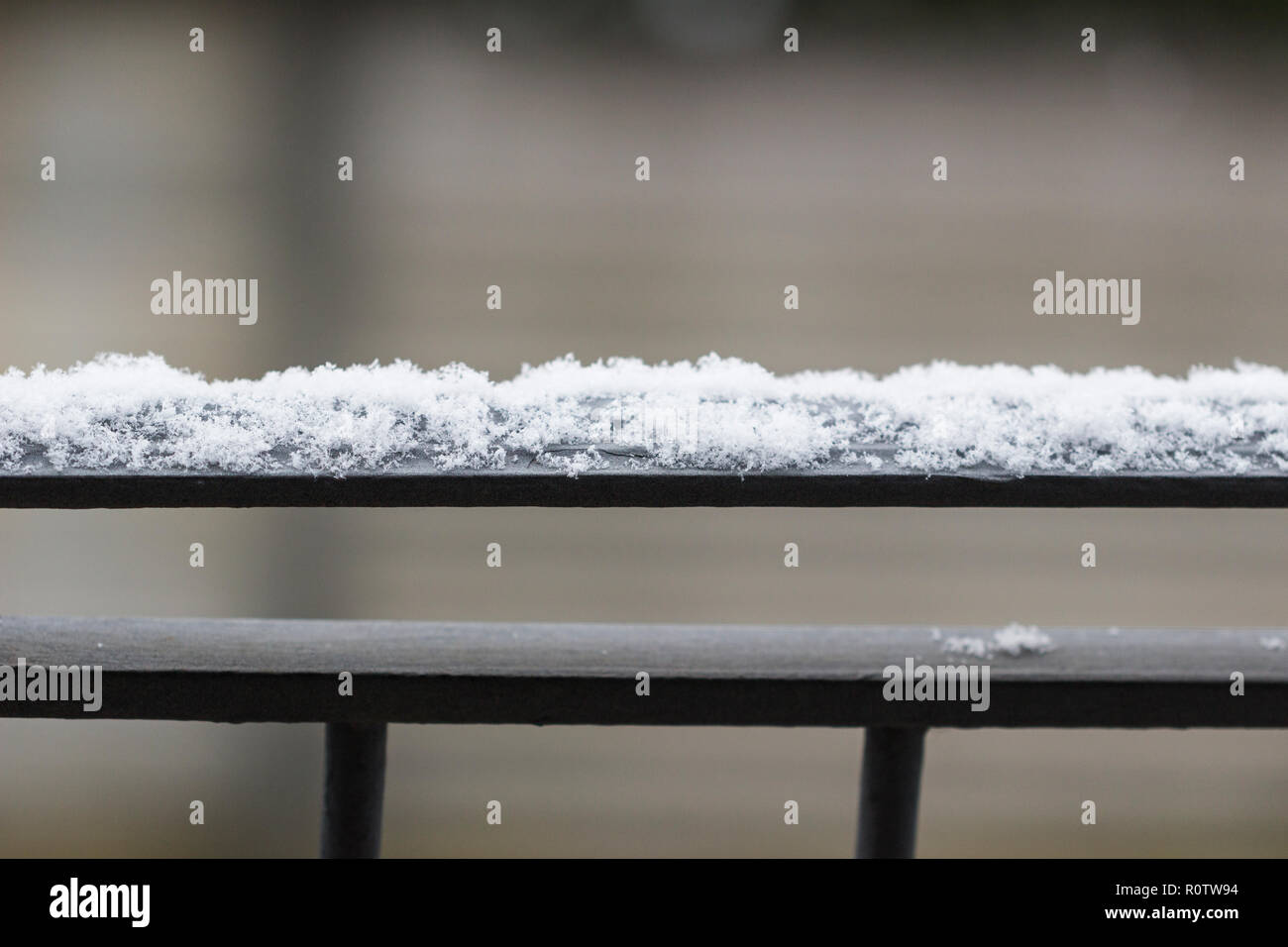 Erste Schneeflocken auf das Geländer Stockfoto