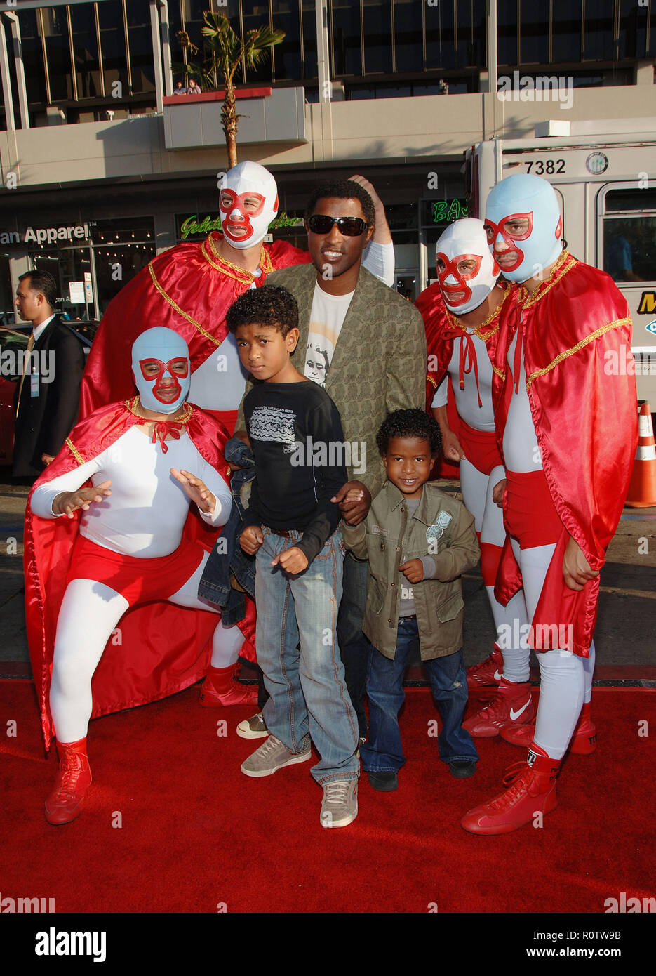 Kenny Babyface' Edmond und Kinder sarriving am Nacho Libre Premiere auf der Chinese Theatre in Los Angeles. Juni 12, 2006. - 06 Ke Stockfoto