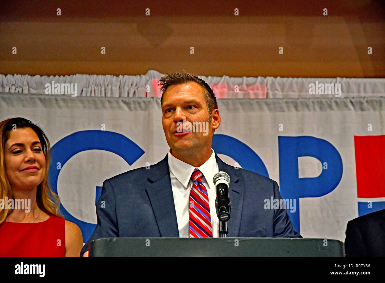 Topeka Kansas, USA, November 6, 2018 Kansas Staatssekretär Kris Kobach mit seiner Frau Heather an seiner Seite sein Zugeständnis an Laura Kelly heute Abend gibt Stockfoto