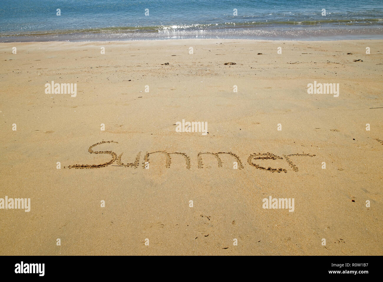 Sommer im goldenen Sand geschrieben am Little Kaiteri Beach, Neuseeland Stockfoto