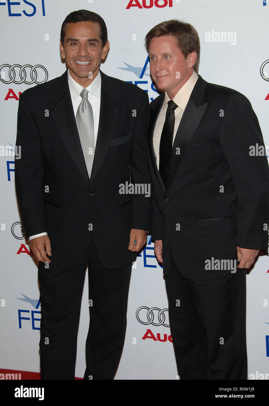 Emilio Estevez mit LA Bürgermeister Antonio Villaraigosa Ankunft auf dem BOBBY Premiere auf der Chinese Theatre in Los Angeles. 3/4-E Stockfoto