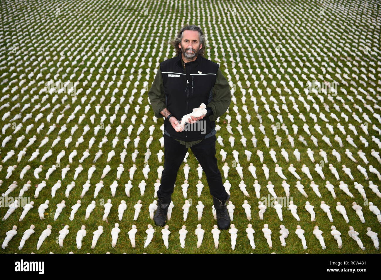 Künstler Rob gehört, stellt seine Schrägseile der Somme Installation, die Ehrung der Toten des Ersten Weltkriegs, am Queen Elizabeth Olympic Park in London. Stockfoto