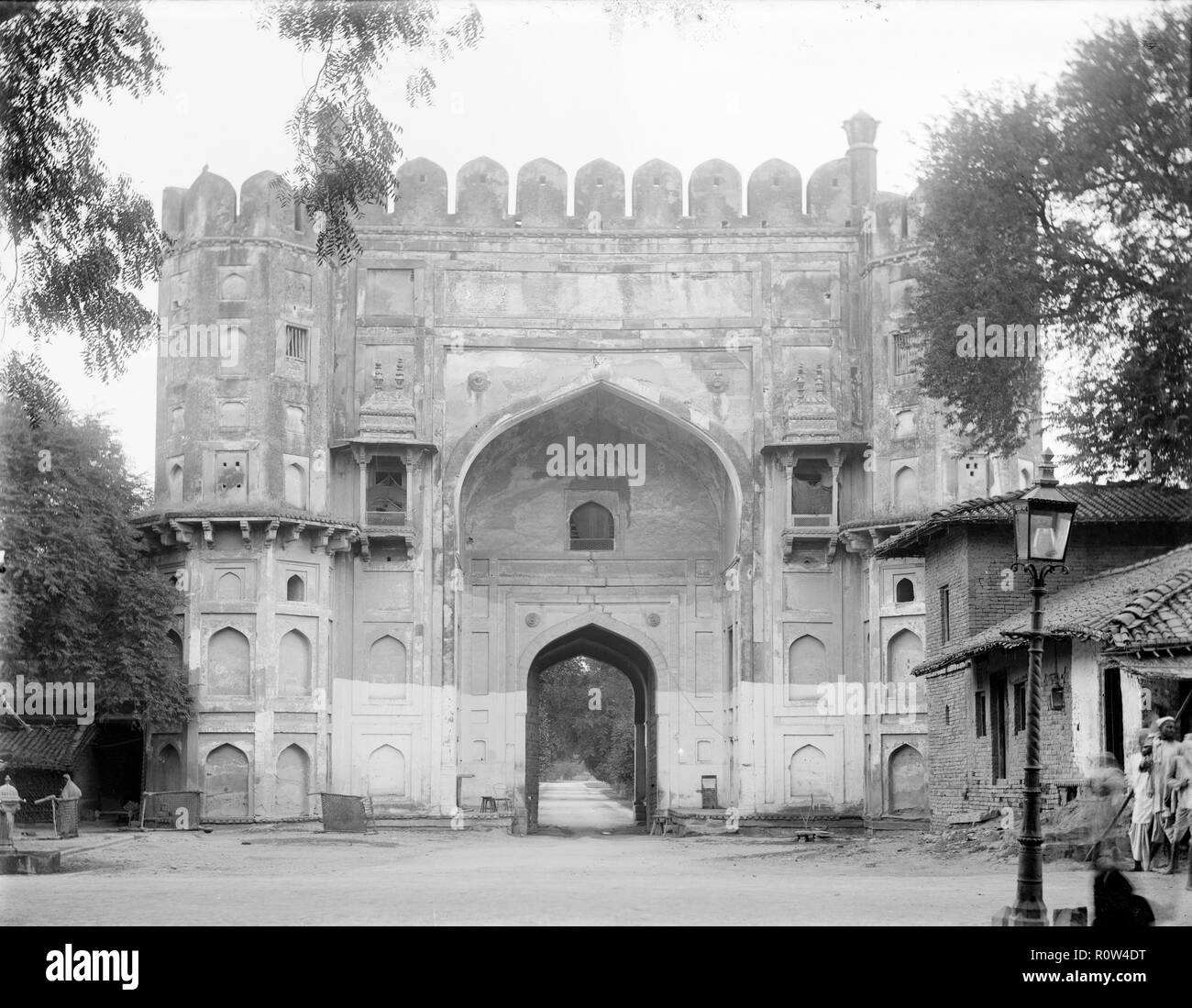 Gateway in Allahabad, Uttar Pradesh, Indien, 1902. Schöpfer: Kirk & Söhne von Cowes. Stockfoto