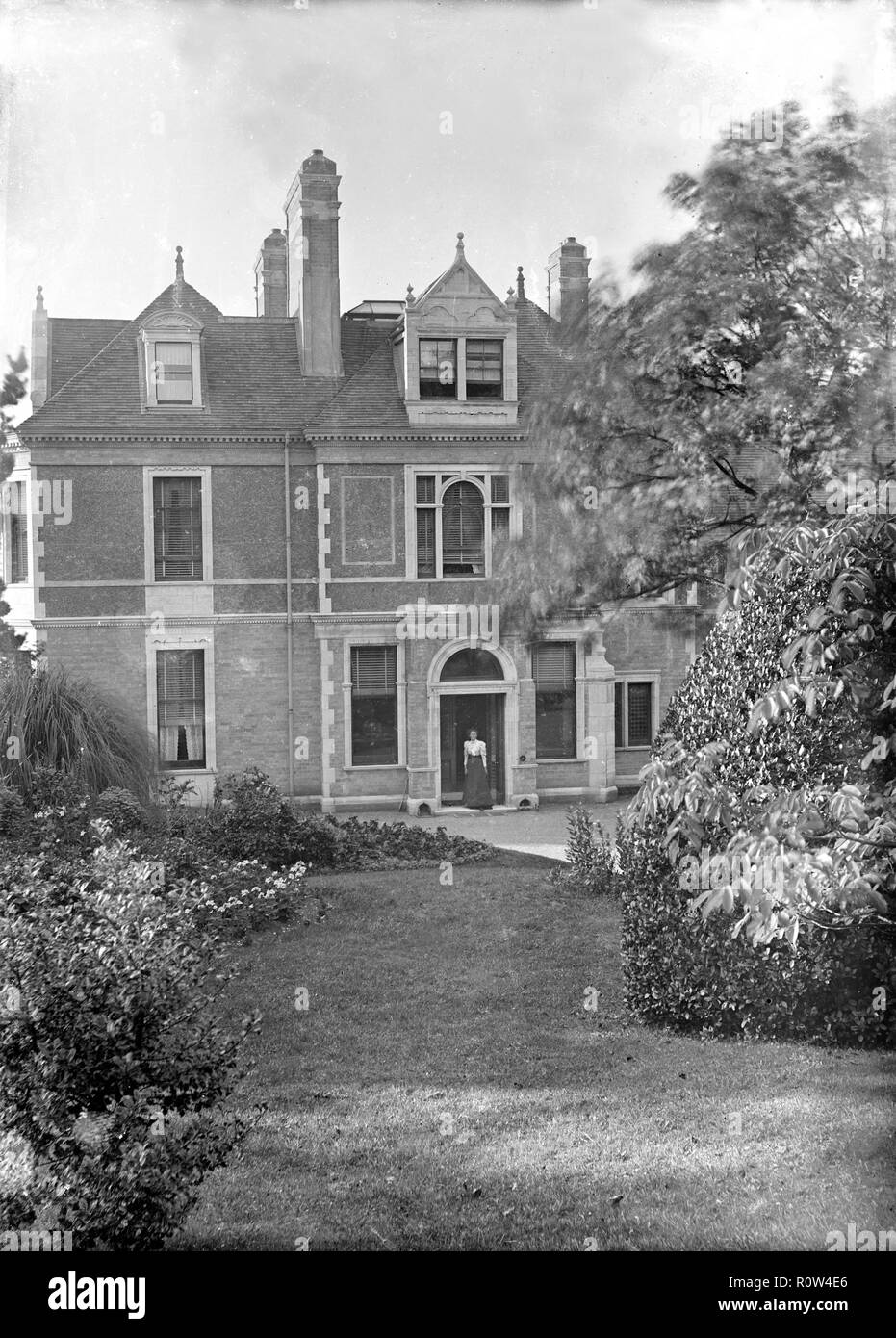 Haus und Garten, c1900. Schöpfer: Kirk & Söhne von Cowes. Stockfoto