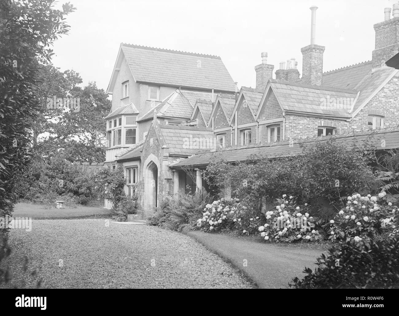 Haus und Garten, c 1935. Schöpfer: Kirk & Söhne von Cowes. Stockfoto