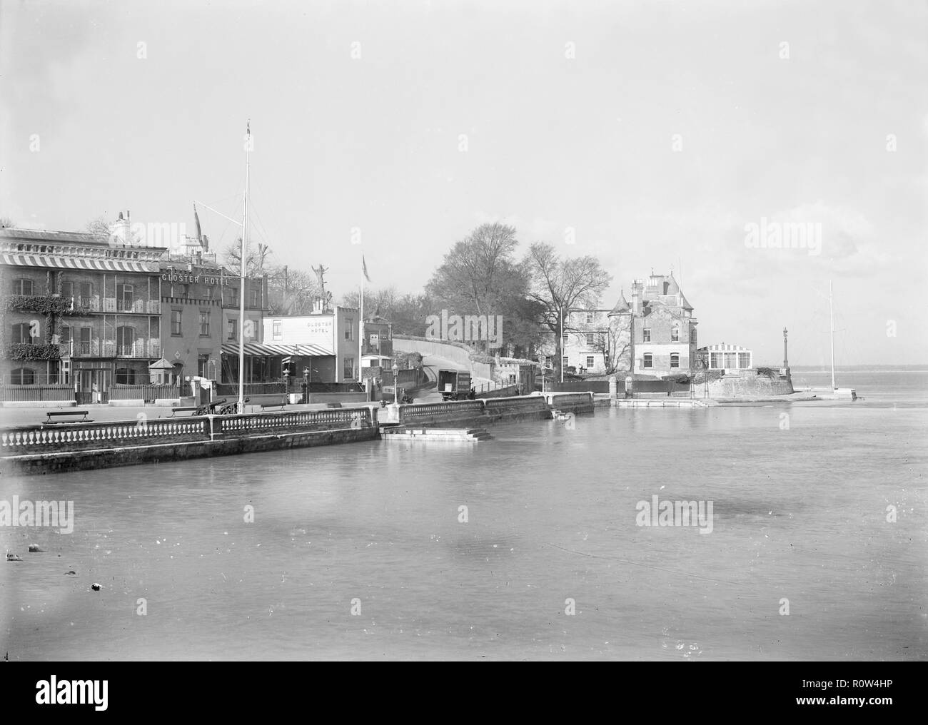 Royal Yacht Squadron und Parade, Cowes, Isle of Wight. Schöpfer: Kirk & Söhne von Cowes. Stockfoto