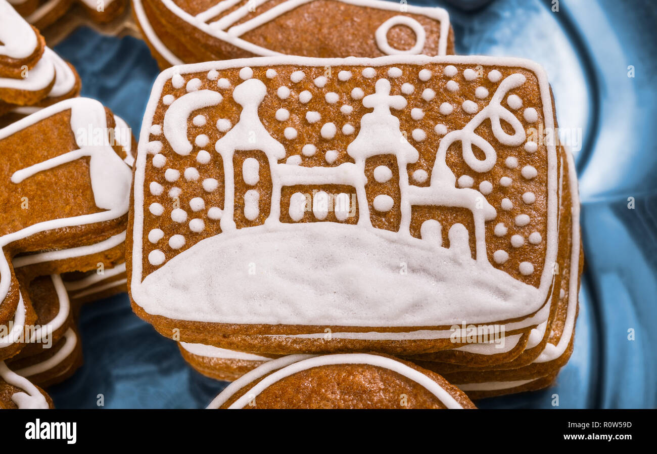Nahaufnahme einer Süße Weihnachten Lebkuchen. Bemalte Kirche. Schönes Detail leckere aromatische Gebäck auf einem Teller gestapelt. Durch weißen Zuckerguss dekoriert. Stockfoto