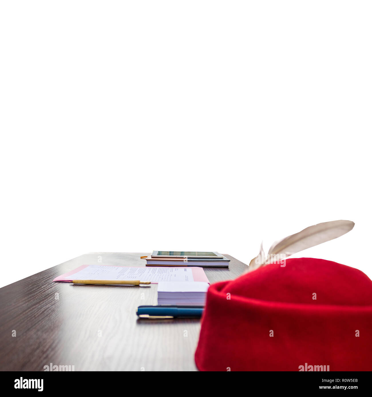 Die Tabelle, in einem afrikanischen Geschäftsmann, der seine redcap mit Feder, jotter, rosa Datei, Holz- pen, Dokumente, Tablet und Tagebuch Stockfoto