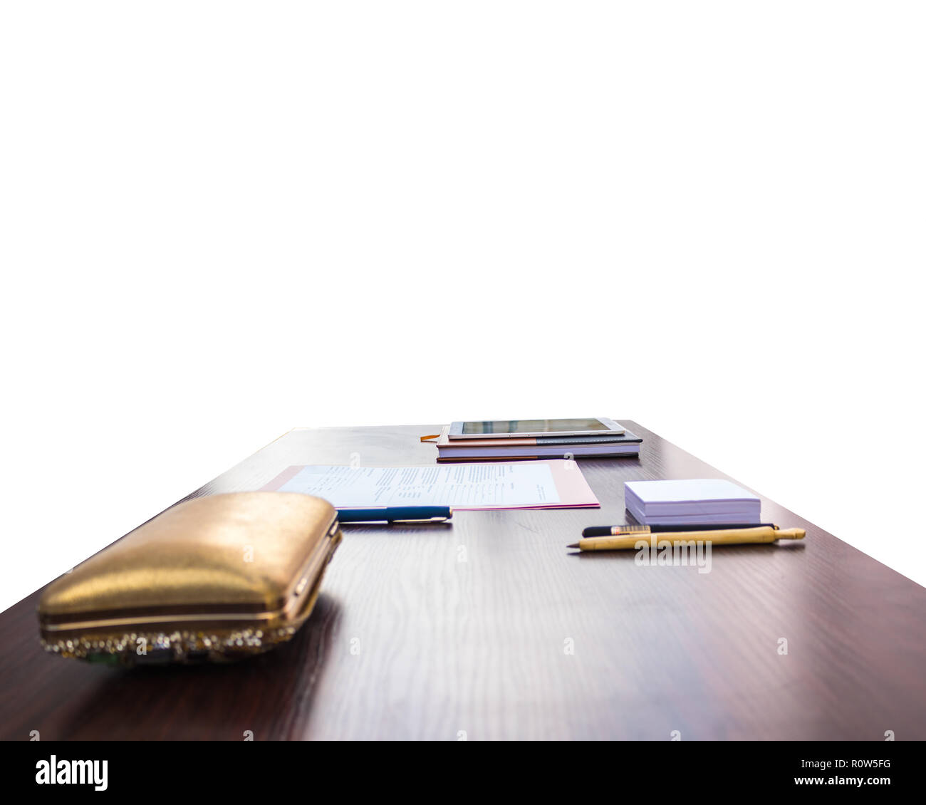 Die Tabelle, in der sich eine African Business Frau, ihre goldene Handtasche, jotter, rosa Datei, Holz- pen, Dokumente, Tablet und Tagebuch Stockfoto