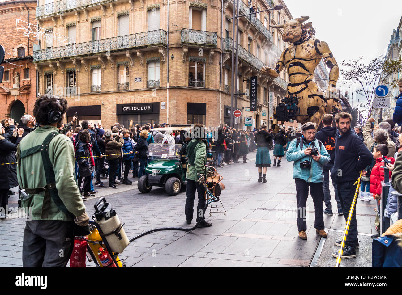 Die mechanische Astèrion Minotaurus während steampunk Show "Le Gardien du Temple" von François Delarozière, La Machine, Toulouse, Royal, Frankreich Stockfoto