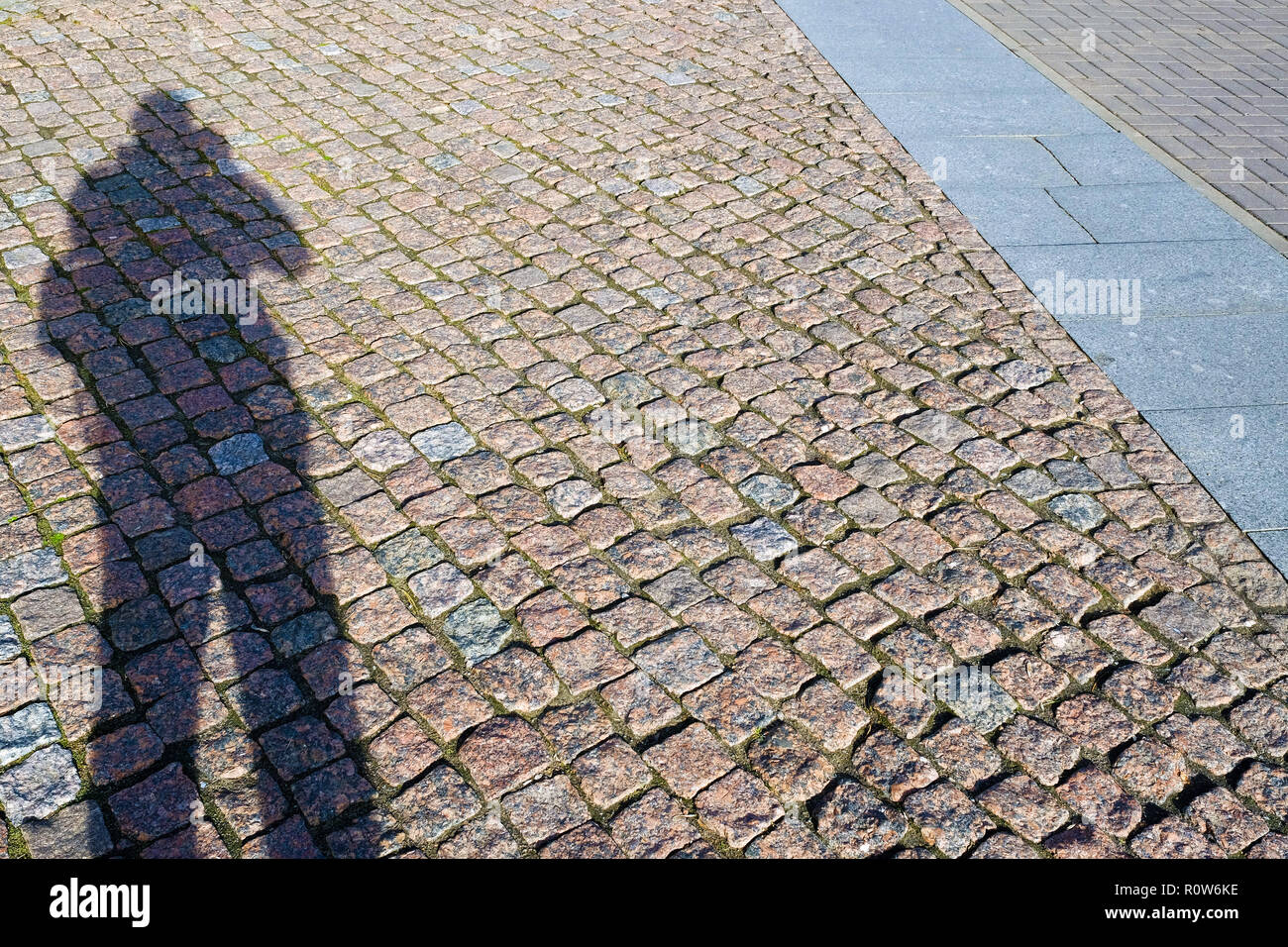 Schatten Eines Menschen Auf Dem Burgersteig Antike Granit Pflasterung Blick Von Oben Burgersteig Stockfotografie Alamy