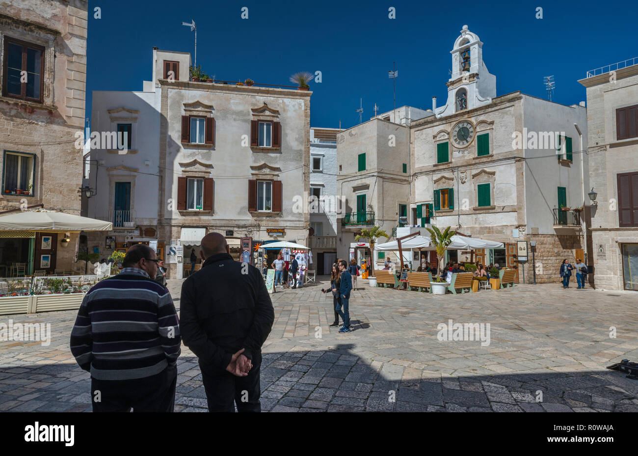 Einheimische und Touristen an der Piazza dell'Orologio in Polignano a Mare, Apulien, Italien Stockfoto