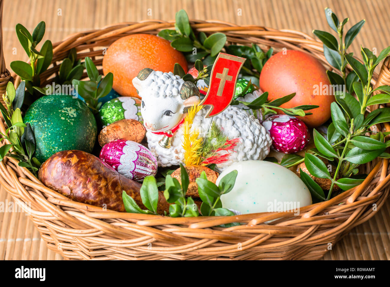 Schöne traditionelle Ostern Korb mit Essen für Segen - polnische Tradition  Stockfotografie - Alamy