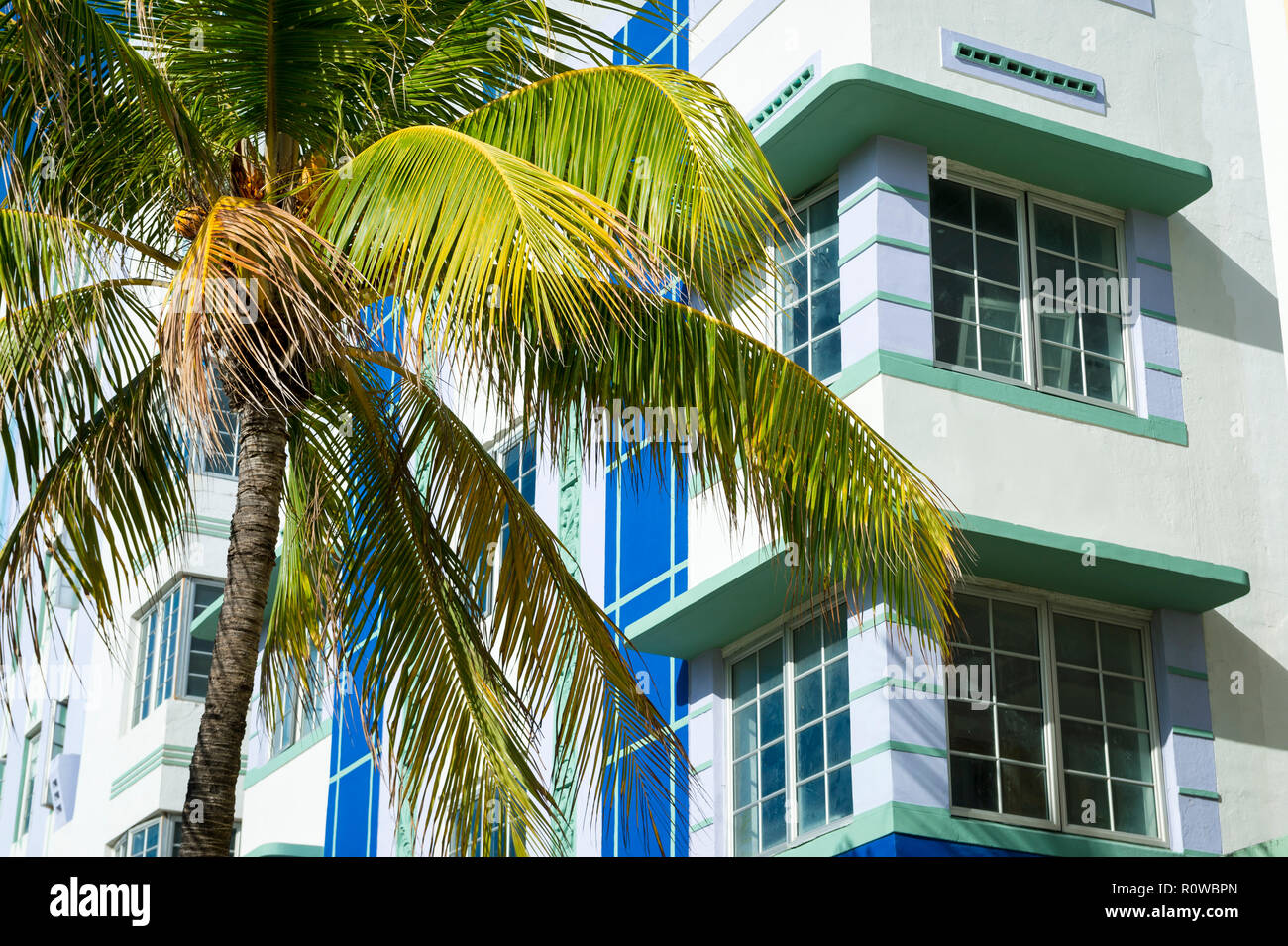 Die hellen und farbenfrohen Detailansicht der klassischen Art déco-Architektur in South Beach, Miami, Florida mit tropischen Palmen Stockfoto