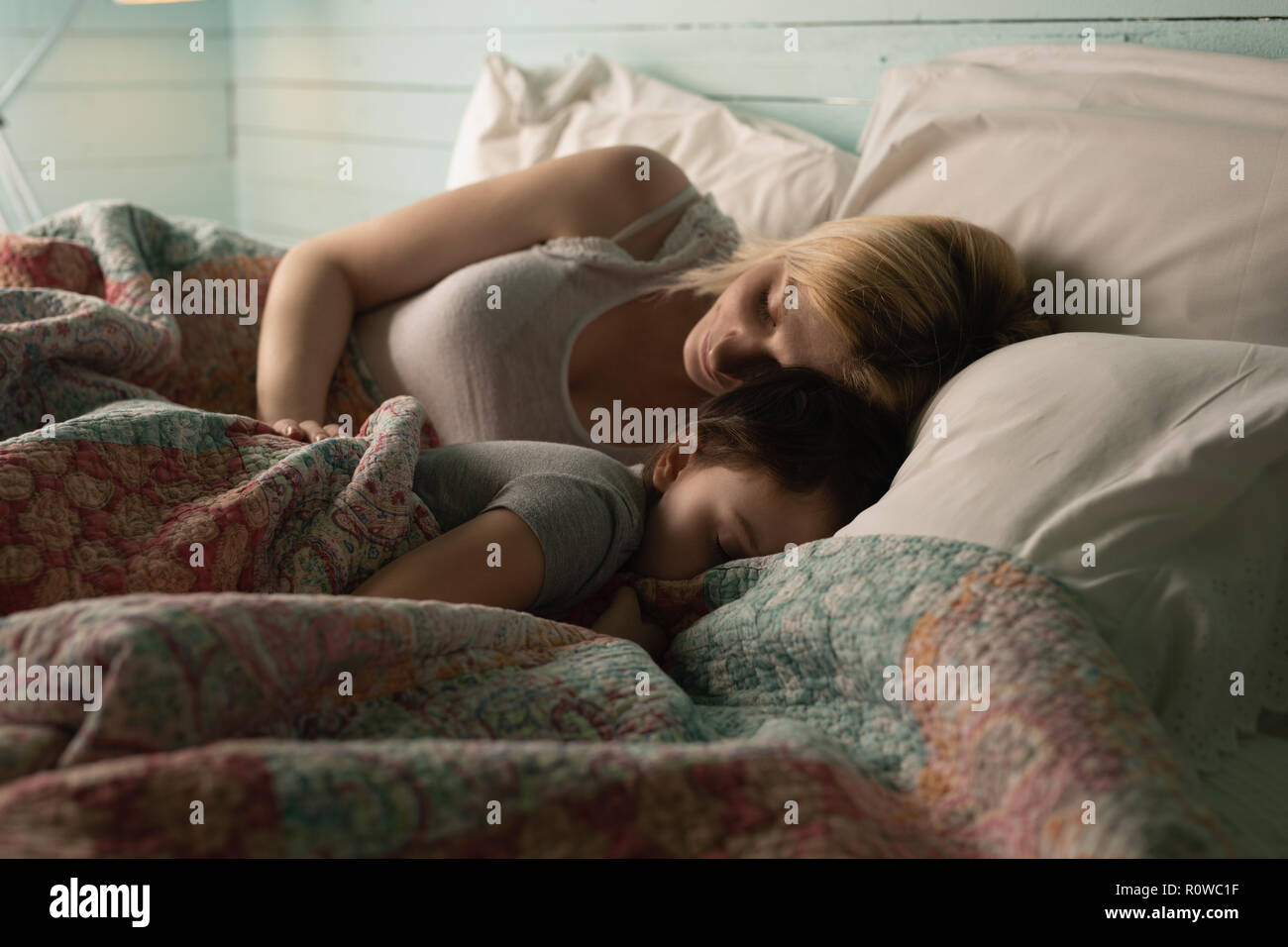 Mutter und Tochter schlafen im Schlafzimmer Stockfoto