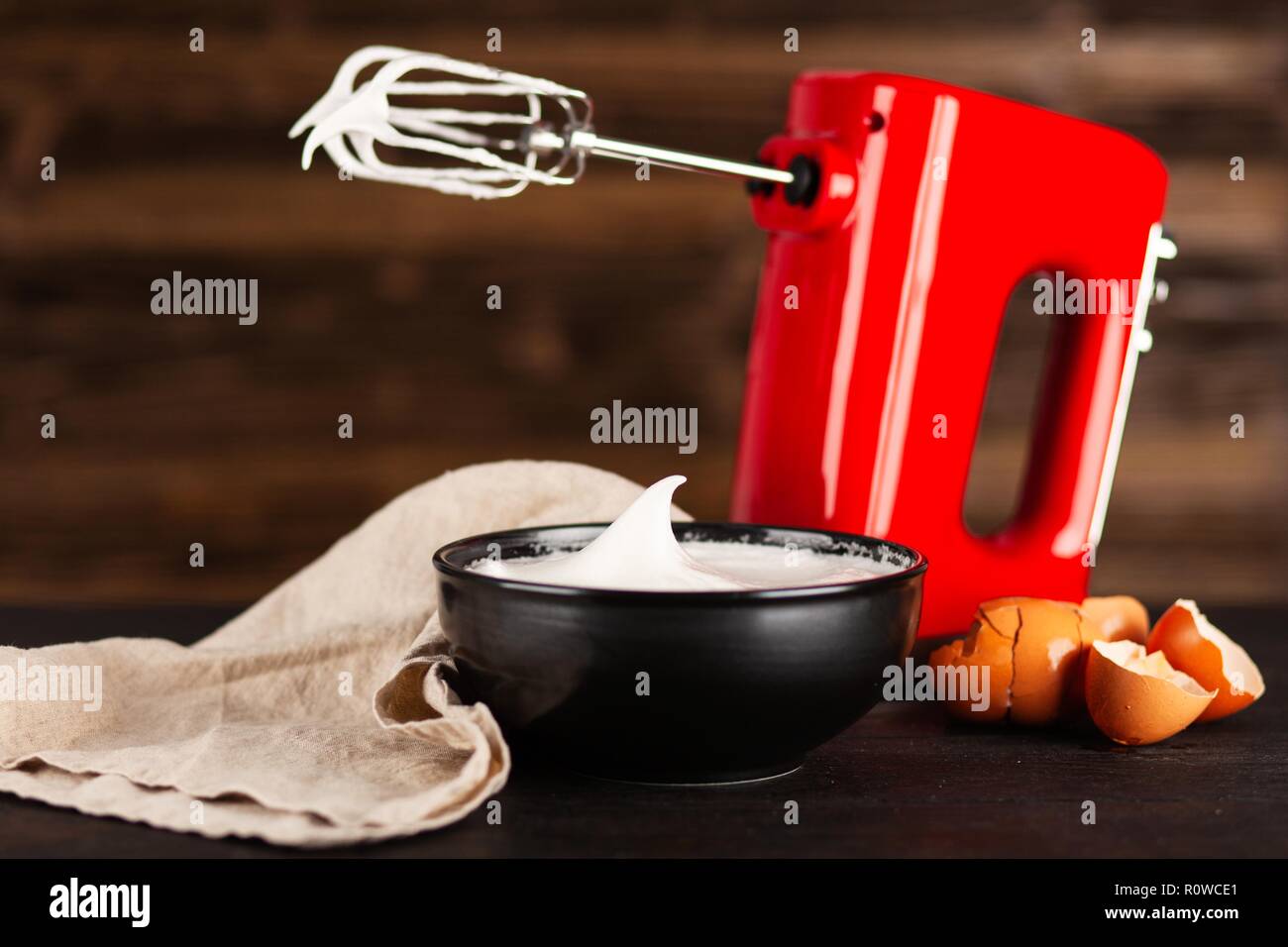 Eischnee und einem Mischpult Stockfoto