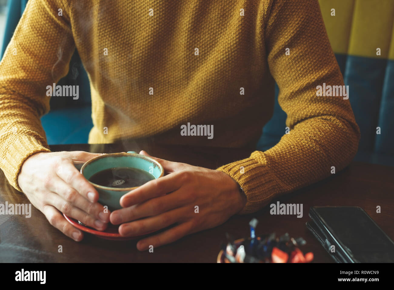 Mann mit Tasse Kaffee im Cafe Stockfoto