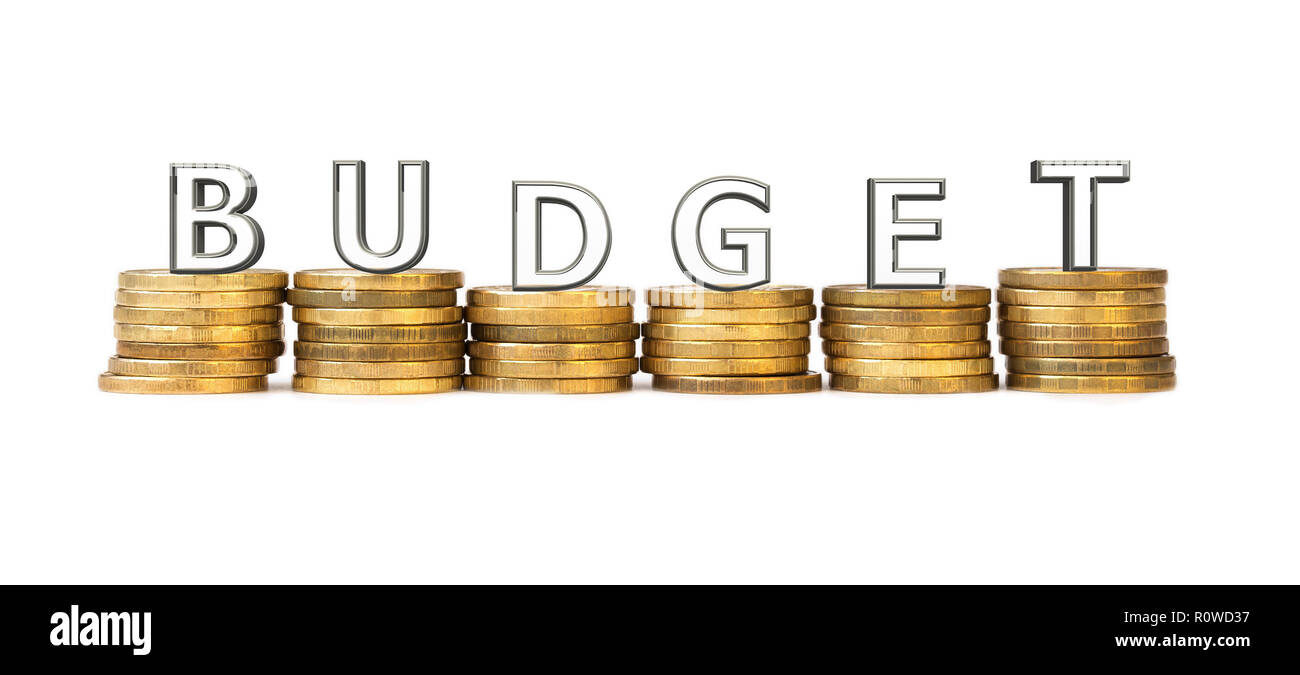 Wort Budget von transparenten Buchstaben auf dem Stapel von Münzen auf einem weißen Hintergrund angeordnet. Das Konzept der Budgetierung Stockfoto