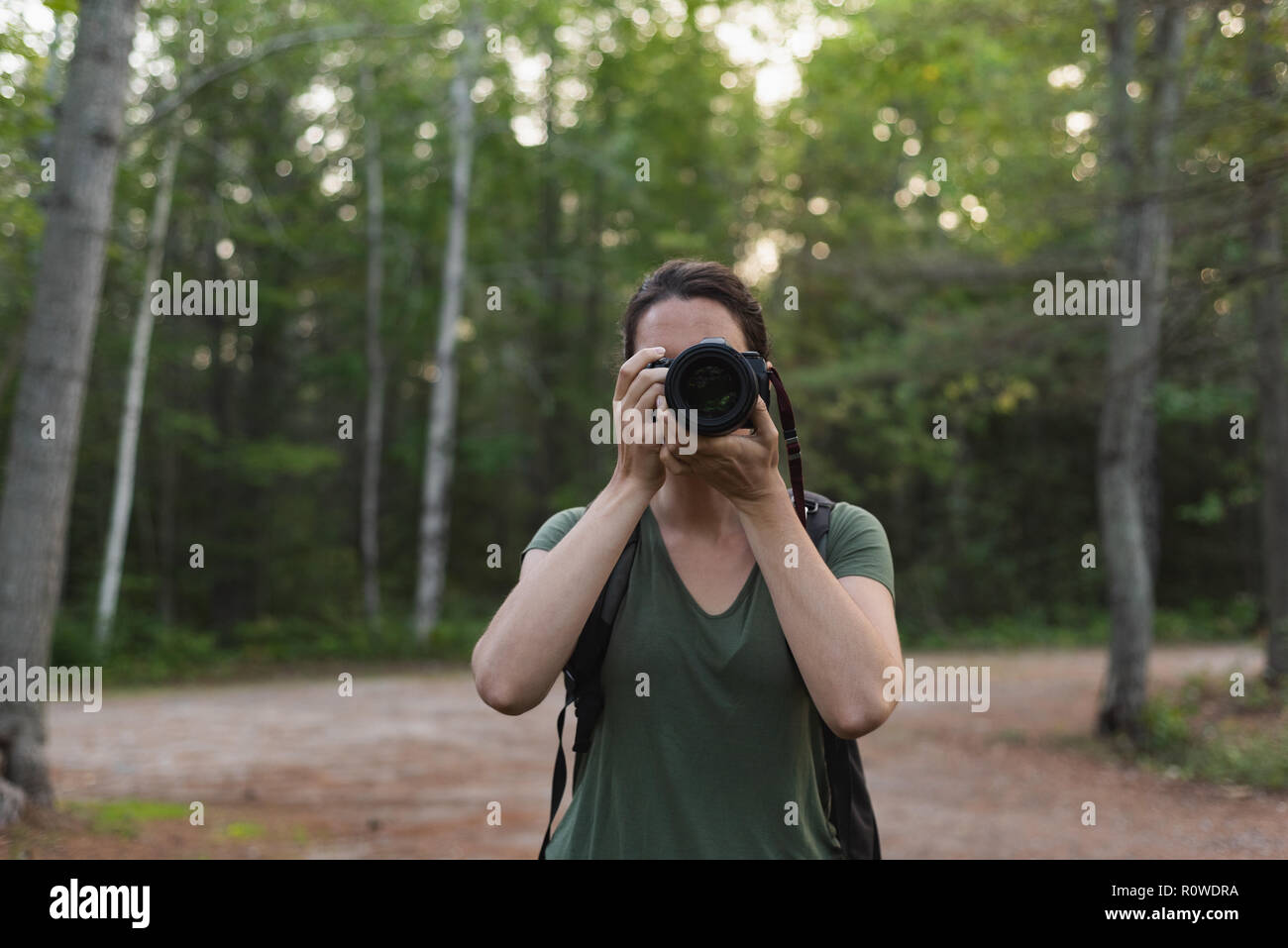 Frau Fotos Klicken mit Kamera Stockfoto