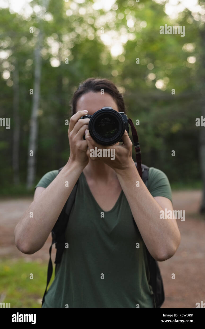 Frau Sie Fotos mit der Kamera in den Wald Stockfoto