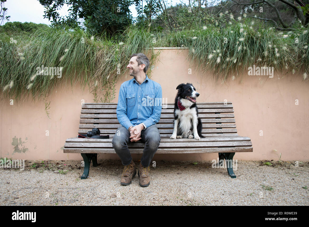 Porträt der Grafikdesigner Andreas Knapp, das mit seinem Hund Momo, ein Border Collie, in ein Stop in Lissabon, während Reisen durch Europa. Stockfoto