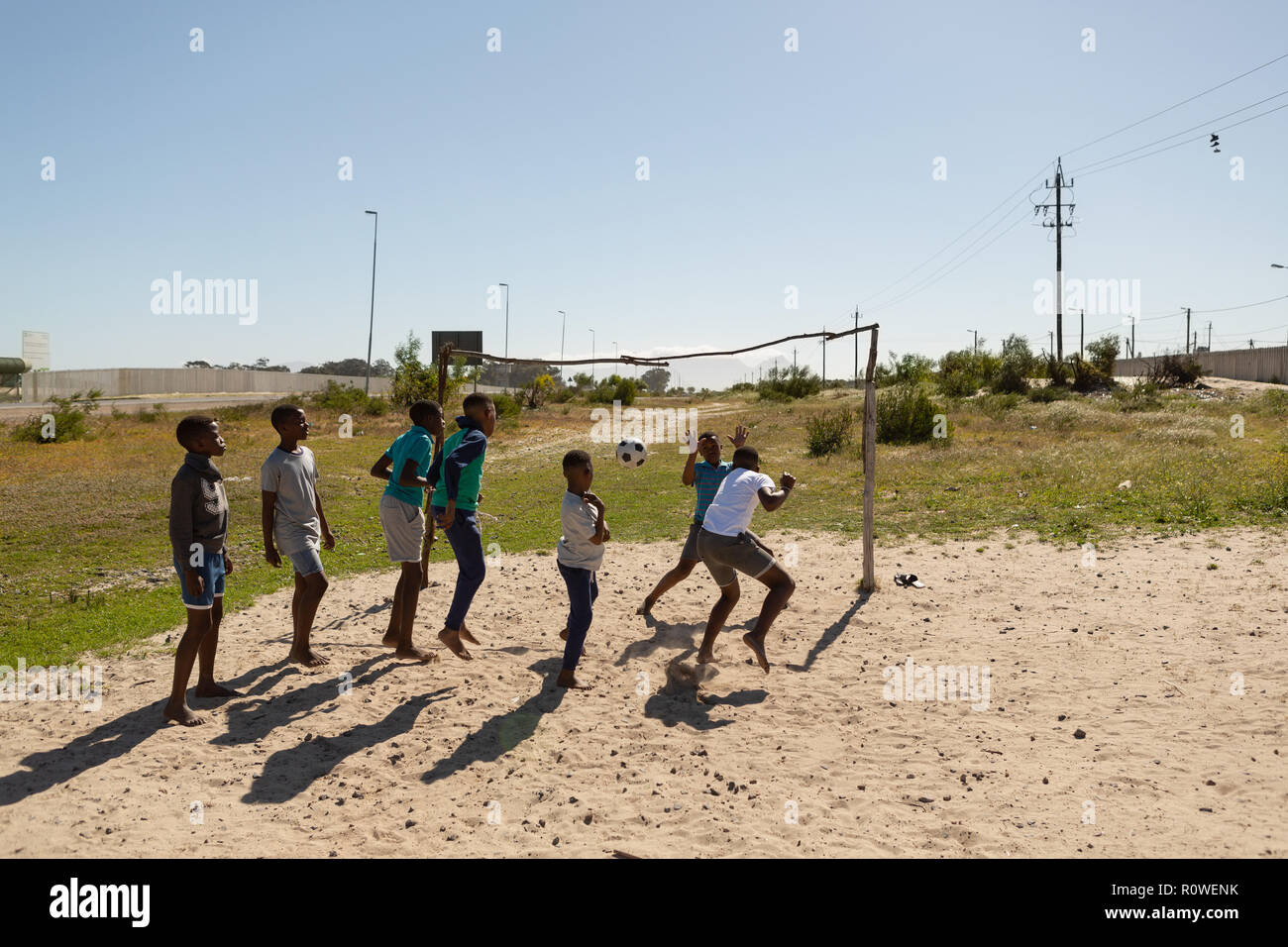 Kinder spielen Fußball im Boden Stockfoto