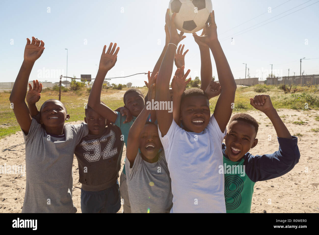 Kinder spielen Fußball im Boden Stockfoto