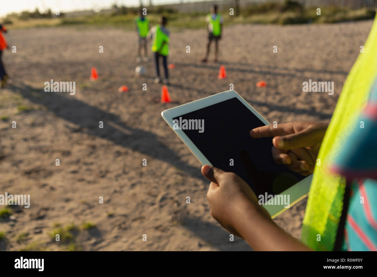 Kid mit digitalen Tablet im Boden Stockfoto