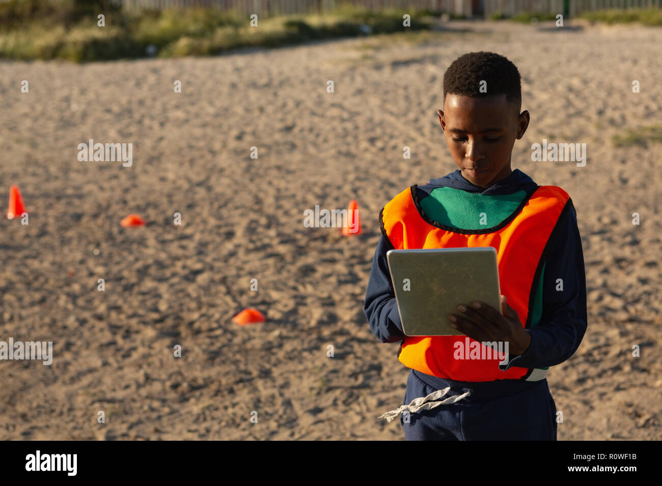 Kid mit digitalen Tablet im Boden Stockfoto