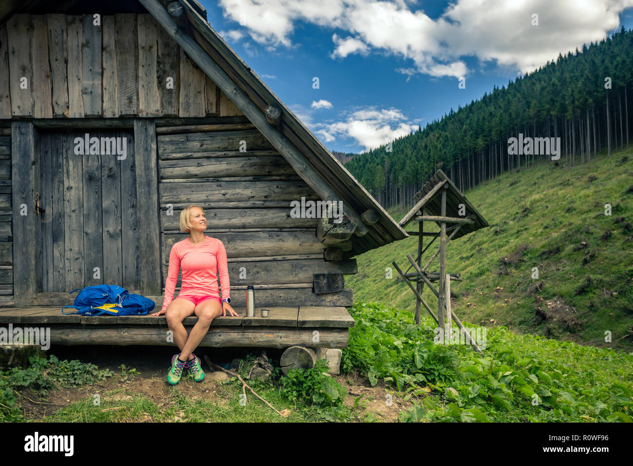 Junge Frau Wanderer camping und schöne Aussicht in Bergen der Hohen Tatra  auf Wanderung. Inspirierende Landschaft in Polen. Aktive Mädchen außend  ruhen Stockfotografie - Alamy